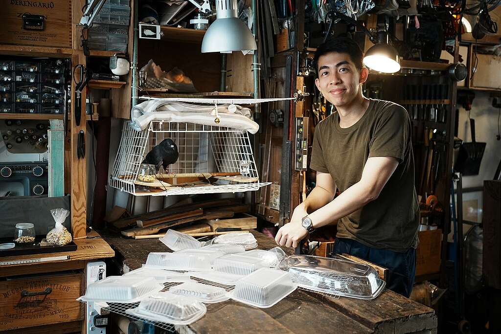 Kevin 利用即棄餐具及容器，升級再造成裝置藝術作品，期盼喚起公眾關注即棄文化帶來的污染與環境危機。 © Greenpeace / JJ Tsui