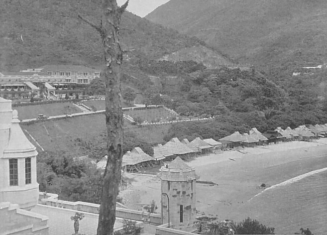 1930 年代的淺水灣 。圖中淺水灣沙灘上滿布泳棚，圖左中上方見淺水灣酒店，圖左下角的堡壘式建築屬於淺水灣余園（Eucliff）。（圖片來源：Shigemitsu Fukao - Japanese book "Light and darkness of south sea" published by ARS；public domain）