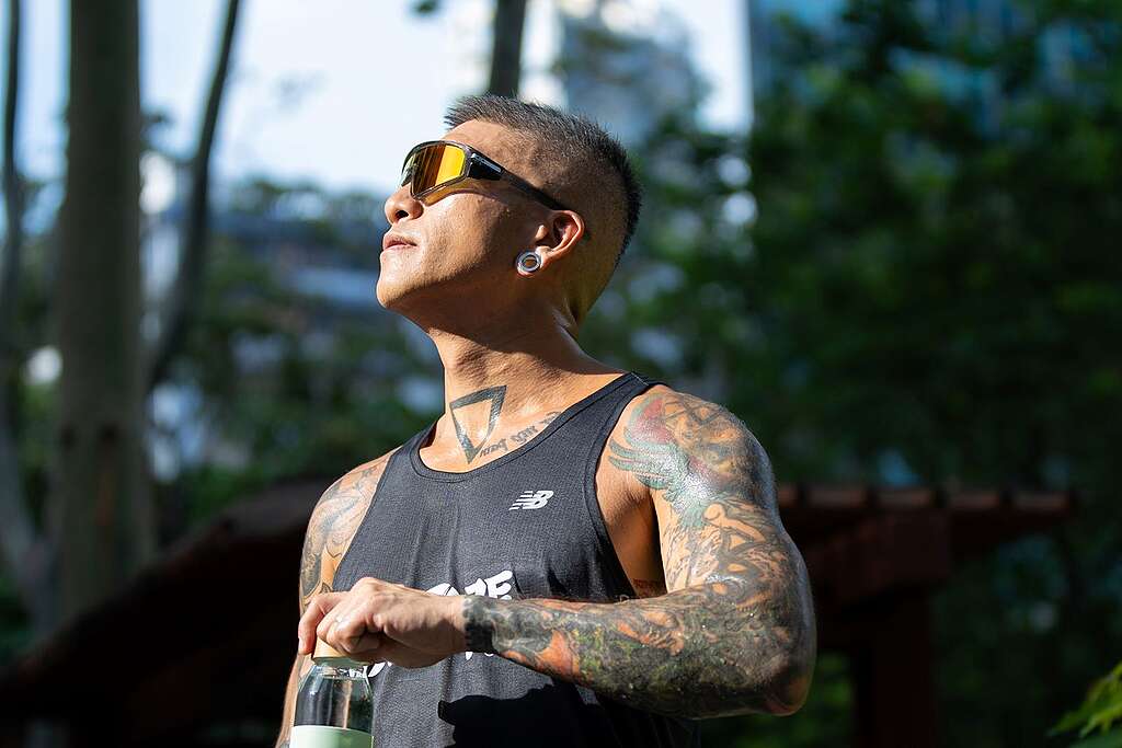 面對氣候危機日益嚴重,Sammy 深信「好多困難總會有個出口」,由自己帶起氣候訊息,推動更多人關注極端天氣。 © Greenpeace