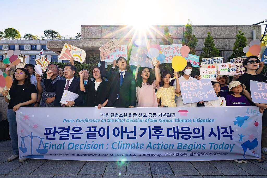 幾十位韓國氣候行動者，8 月 29 日在韓國憲法法院門外集會，呼籲韓國政府採取更積極氣候行動，保障未來世代享有健康環境的權利。 © 기후헌법소원 공동원고인단