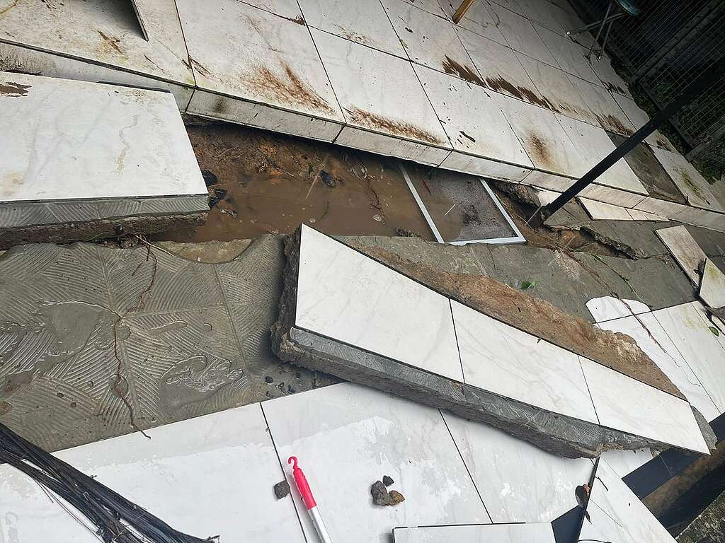2023 年「世紀暴雨」當日,湍急洪水湧進香港流浪狗之家,甚至沖起地磚,造成廣泛破壞,Angela 形容當時情況矚目驚心。 相片由受訪者提供