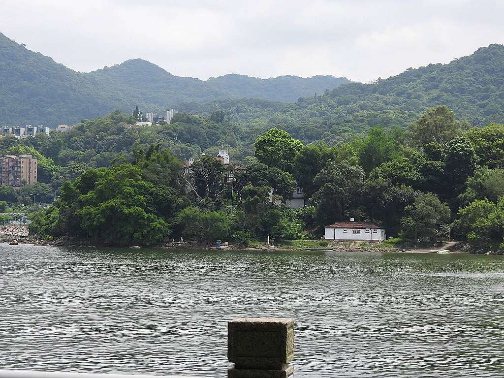 元洲仔北岸 Island House 有山林海水圍抱。「島屋」其實是一個歷史建築群,前理民官宿舍主樓(圖中見其高樓塔)和僕人房舍(主樓右)在島的高位,馬廄臨海。© helen yip