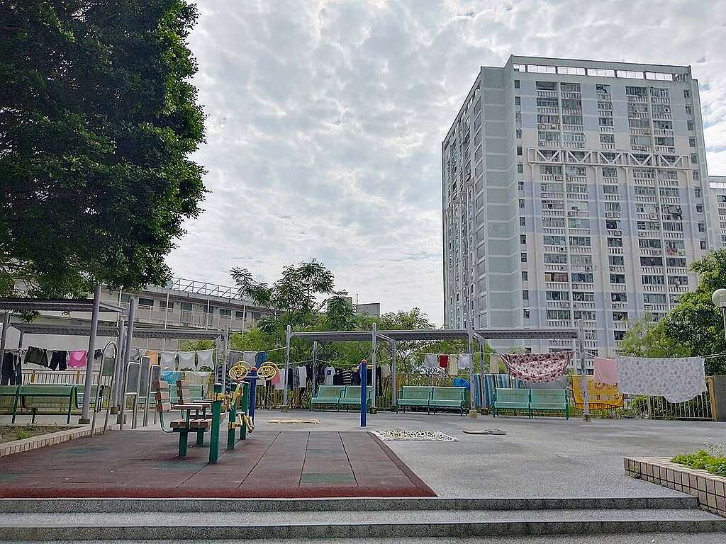 華興樓的休憩平台,可見公共空間如何融合綠化、睦鄰的作用。 © helen yip