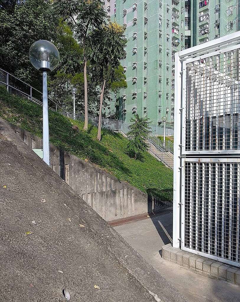 從華貴邨網球場這角落,可回到屋邨範圍。 © helen yip