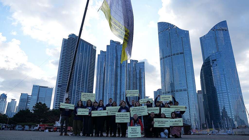 綠色和平香港辦公室團隊主力參與及舉辦場外活動,為場內會議注入力量。© Greenpeace