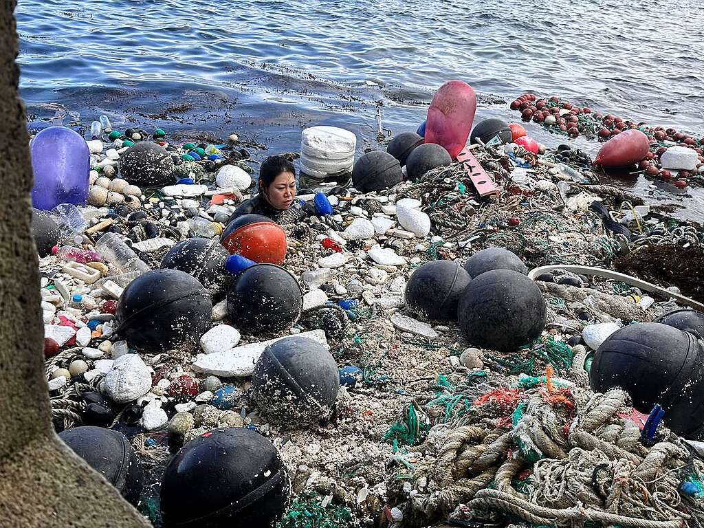 面對塑膠垃圾泛濫的海洋,韓國濟州島海女 Youjung 不只號召義工清理廢棄漁網,亦在《SEAGNAL》紀錄片粉墨登場,廣傳守護海洋訊息。 相片由受訪者提供
