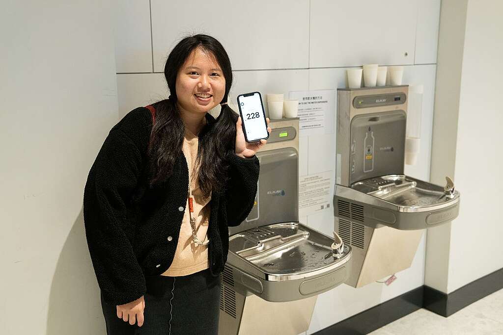 綠色和平義工統計員阿茵,參與七欖賽事當日的即棄餐具統計。 © Greenpeace / JJ Tsui