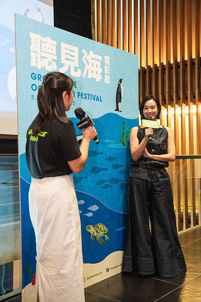 談善言(右)以綠色和平「聽見海電影節」大使身份,鼓勵影迷入場欣賞四套精選海洋紀錄片,傾聽大海的聲音。 © Greenpeace