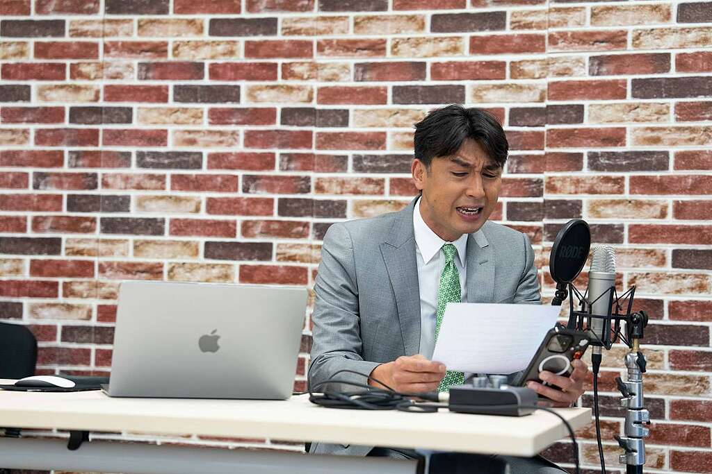 伍家謙旁白時七情上面,語氣肉緊之餘只須「一 take 過」,盡顯專業主播風範。 © Greenpeace / JJ Tsui