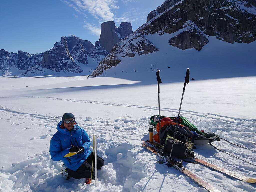 我的博士研究的核心區域——巴芬島奧伊特克國家公園(Auyuittuq National Park)的 Turner 冰川。在這片壯麗的極地峽谷中,我正進行雪層厚度測量工作。在海拔數千米的冰原上收集數據,不只是科學研究,更是與冰川對話的過程。Turner 冰川是北極地區氣候變化的重要指標,每一次的測量都在記錄着冰川的呼吸,每一組數據都在訴說着氣候變化的真相。 © Wilson Cheung