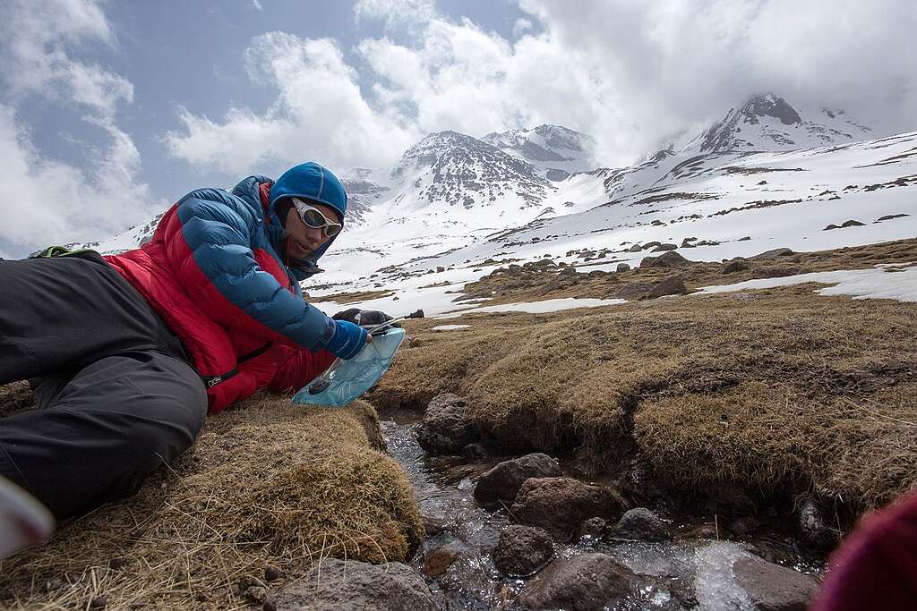 身處喜馬拉雅高地,我在冰川融水溪旁取用飲用水——從雪山到水龍頭的最短距離。 © Wilson Cheung