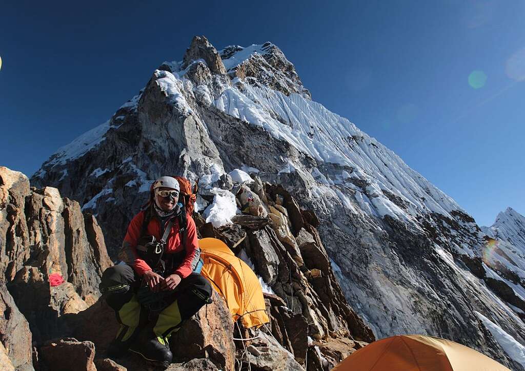 喜馬拉雅・阿瑪達布朗(Ama Dablam,6,812 米),我在岩冰混合地形的高位營地整裝,身後的懸冰坡與冰塔由季風降雪長年累積而成;這些冰將在夏季化為細流,沿谷匯入恆河水系,連接遠方城鎮的人們。 © Wilson Cheung
