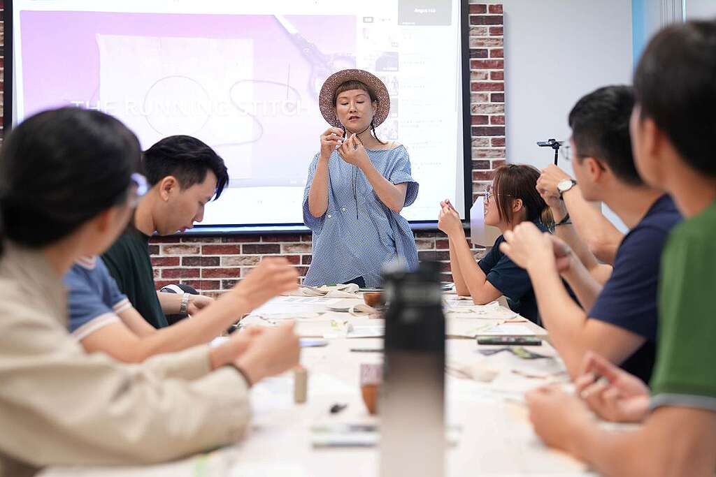 時裝設計師林蔚彥 Toby Crispy 與工作坊參加者一起動手製作針線收納袋,「有次搭巴士見到有人拎針線出嚟做刺繡,希望人人都可以隨時隨地修補、裝飾」,並盛讚大家短時間內跟足步驟,完成度超過 90%! © Greenpeace / JJ Tsui