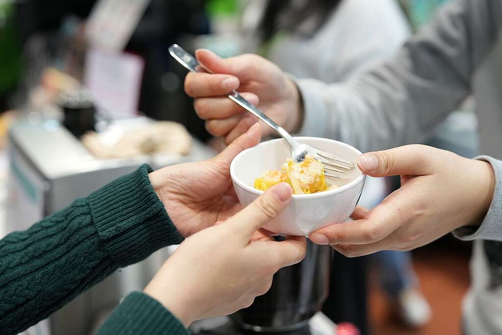 除了鼓勵大眾自備容器,綠色和平亦積極推動大型活動主辦單位引入重用餐具借還系統,並先後於亞洲素食展、ReThink 大型可持續發展展覽等場合實行。 © Greenpeace