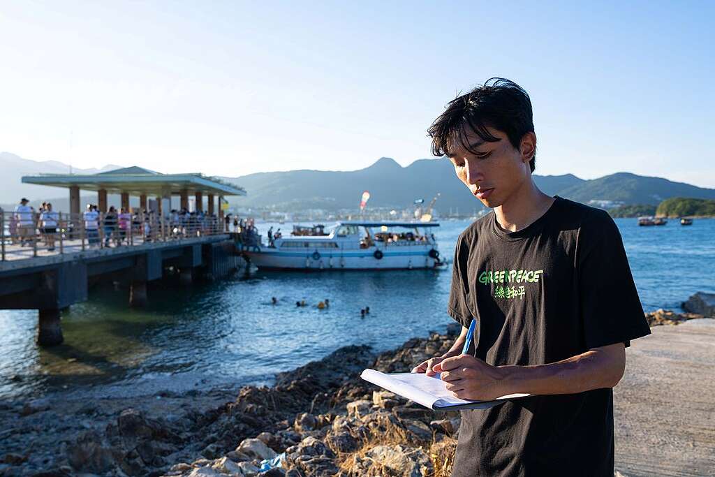 綠色和平項目主任阿涼於十一黃金周首天前往橋咀實地視察和統計人流,見證遊客踐踏珊瑚、挖掘海星等破壞行為,強調唯有制訂保育優先的全面生態旅遊政策,才能避免東壩、橋咀亂象再次發生。 © Greenpeace / JJ Tsui