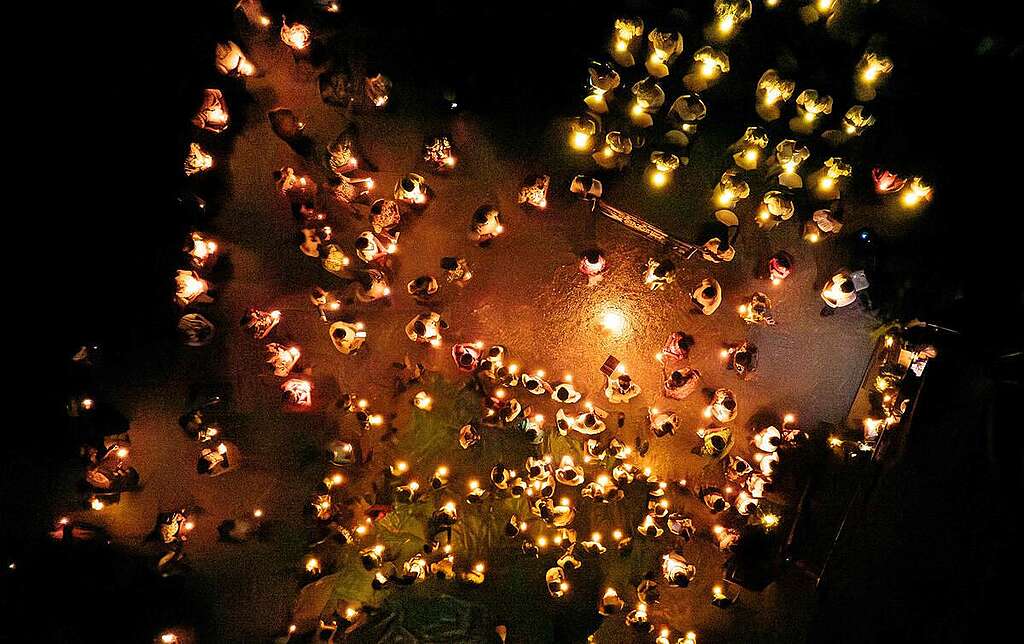 朗格拉普島民與後裔，以及綠色和平團隊成員齊聚馬紹爾群島首都 Majuro 舉行燭光晚會，紀念「出埃及記」行動 40 周年，呼籲公眾毋忘核武遺害。 © Greenpeace / Chewy C. Lin