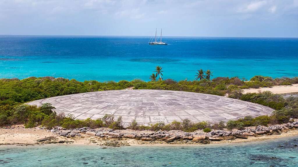 位於埃內韋塔克環礁的魯尼特圓頂全貌——部份水泥掩體因日久失修，埋藏的核廢物恐將「重見天日」，輻射污染陰霾未散。 © Greenpeace / Chewy C. Lin