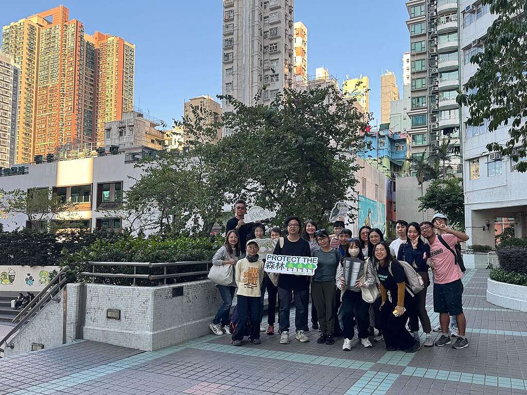 「油尖旺散步團・城市森度遊」的終點：你可曾從這個角度看過百老匯電影中心的屋頂大字？ © Greenpeace