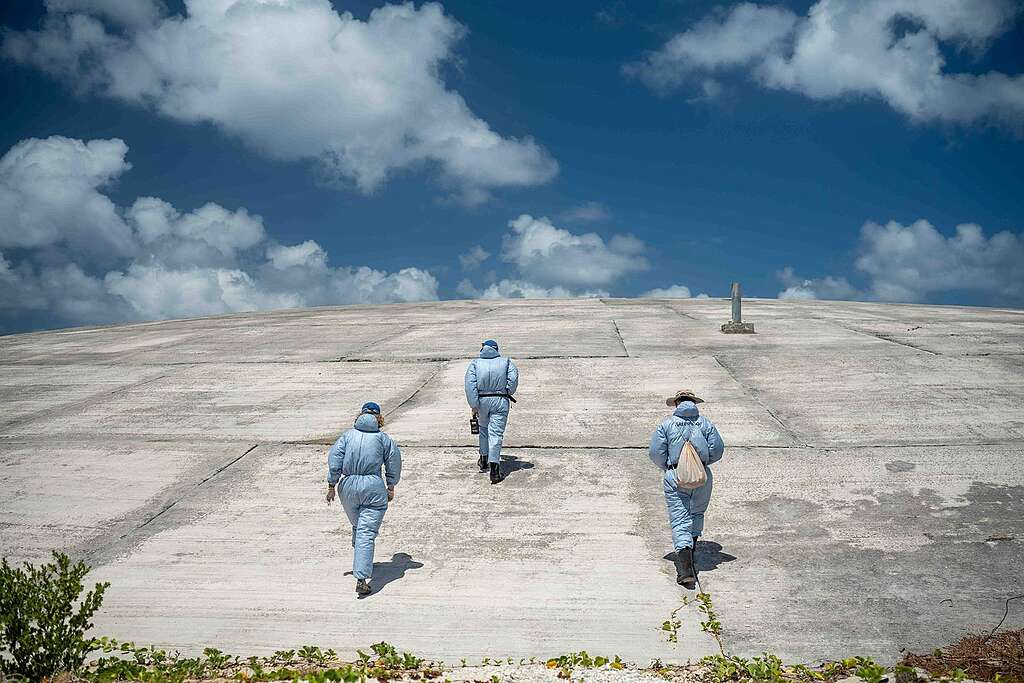綠色和平專業輻射防護顧問團隊身穿保護裝備，登上引起核污染疑慮的魯尼特圓頂量度輻射水平。 © Greenpeace / Chewy C. Lin