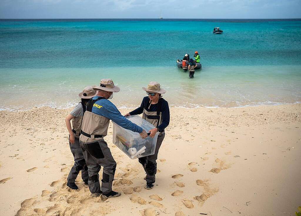 Anna（右） 為綠色和平核輻射監察工作擔當「先頭部隊」，在沙灘上設置大本營，並接載防護顧問團隊乘坐橡皮小艇登岸。 © Greenpeace / Chewy C. Lin