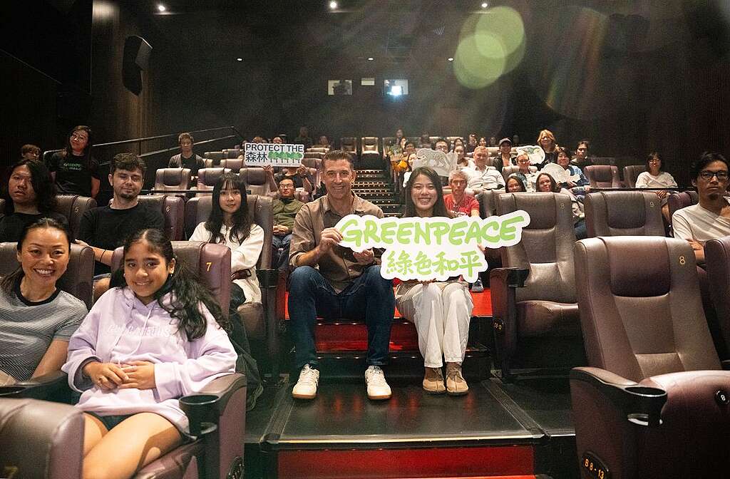 《叢林保衛者》導演 Karl Malakunas 出席映後談，與綠色和平項目主任 Prudence 及現場觀眾分享調查新聞紀錄片背後的隱秘。 © Greenpeace