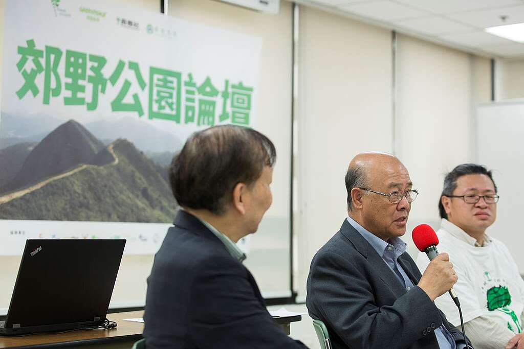 2018 年「土地大辯論」期間，王福義（中）為保衛郊野公園發聲，最終「郊野公園邊陲地帶」未被納入土地供應選項。 © Greenpeace