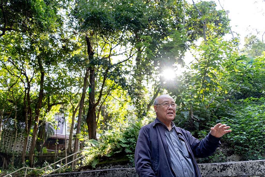 前漁護署助理署長王福義從事郊野及海岸公園相關規劃長達 30 年，已視大自然為人生不可或缺的一部分。 © Greenpeace