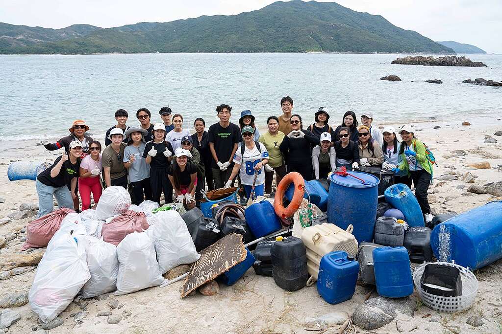 綠色和平於去年十一黃金周後聯同外傭支援機構「Mission For Migrant Workers」前往橋咀淨灘,合共清走近 30 袋垃圾。© Greenpeace