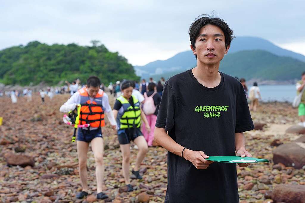 綠色和平項目主任夏淳權(阿涼)去年十一黃金周、今年農曆新年及五一黃金周與團隊三度前往橋咀,實地視察和統計人流,持續監察旅遊旺季對當地生態的影響。 © Greenpeace