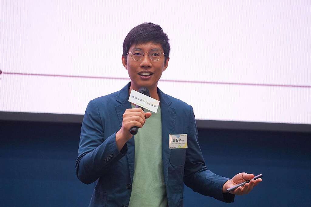香港戶外生態教育協會創辦人及教育總監馬昀祺博士，分享過去統籌的公民科學項目，培訓公眾成為公民科學家推動保育。 © Greenpeace