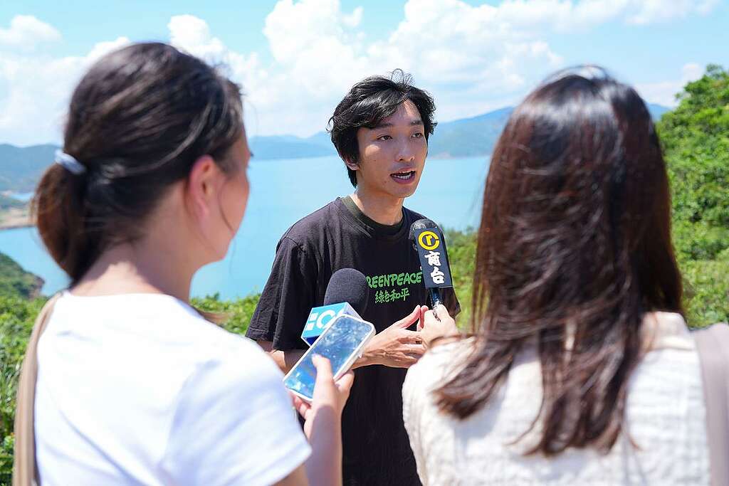破邊洲預約制試行首日，綠色和平團隊到場視察；項目主任夏淳權即場接受傳媒採訪，表達對過度旅遊亂象未解的關注。 © Greenpeace / JJ Tsui