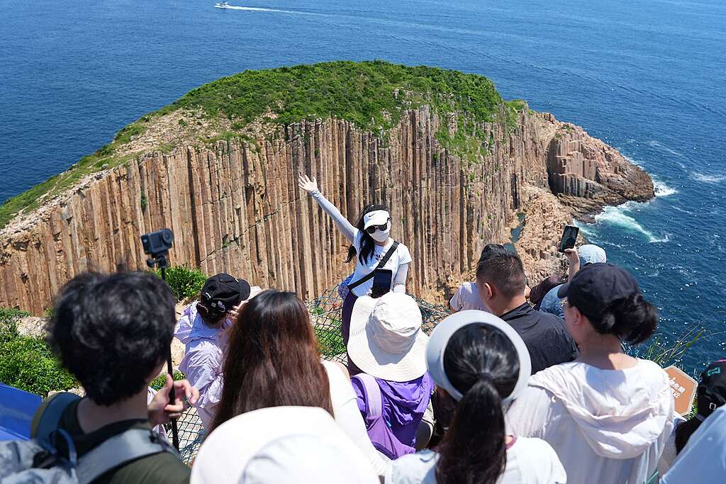 破邊洲預約制試行首日，綠色和平團隊到場視察，發現觀景台一帶的狹窄路段仍不時出現爭路的擠擁情況，亦有遊人無視警告牌跨越圍欄打卡。 © Greenpeace / JJ Tsui