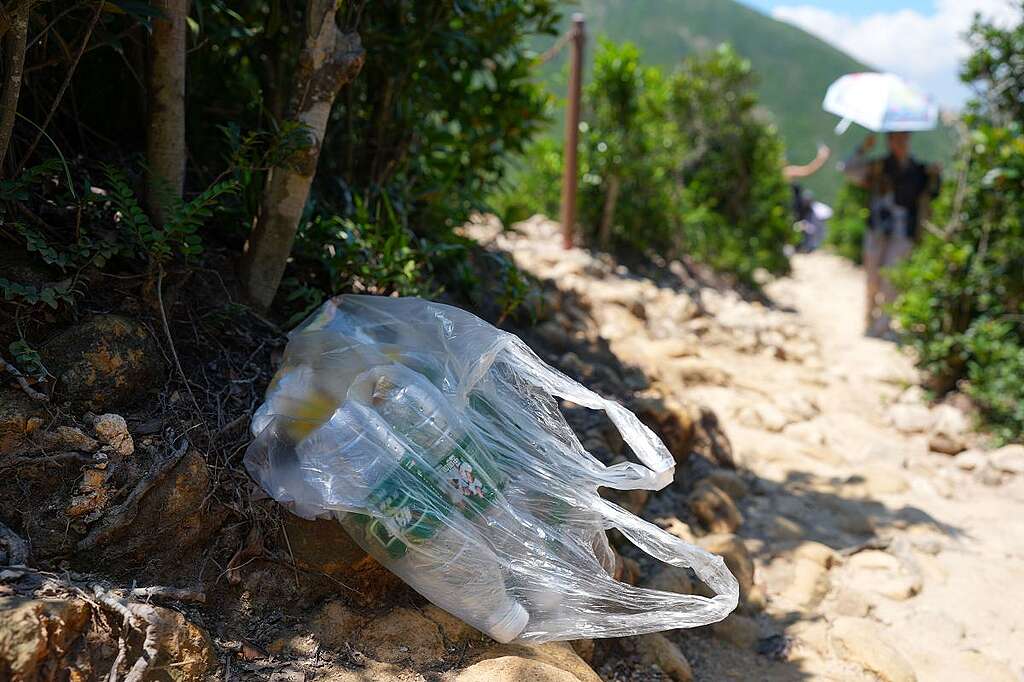 破邊洲預約制試行首日，綠色和平團隊到場視察，發現地質步道沿路有遊人隨意棄置膠袋、即棄水樽等垃圾，污染環境。 © Greenpeace / JJ Tsui