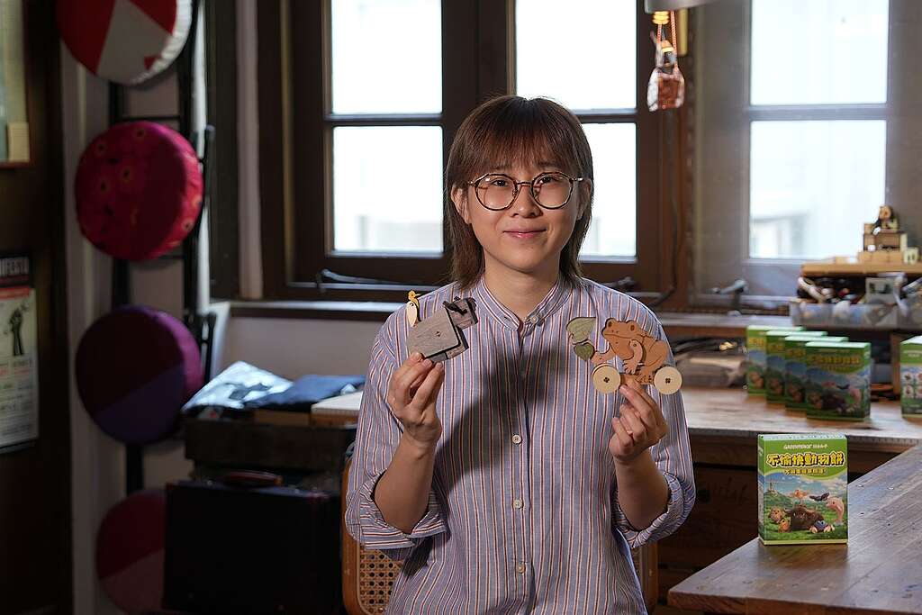 香港產品設計師 Alize Lam 林若曦與綠色和平聯手製作「不愉快動物餅」盲盒,一套四款包括她手上的「水牛x牛背鷺」及「盧氏小樹蛙」。 © Greenpeace / Jonathan Tsui