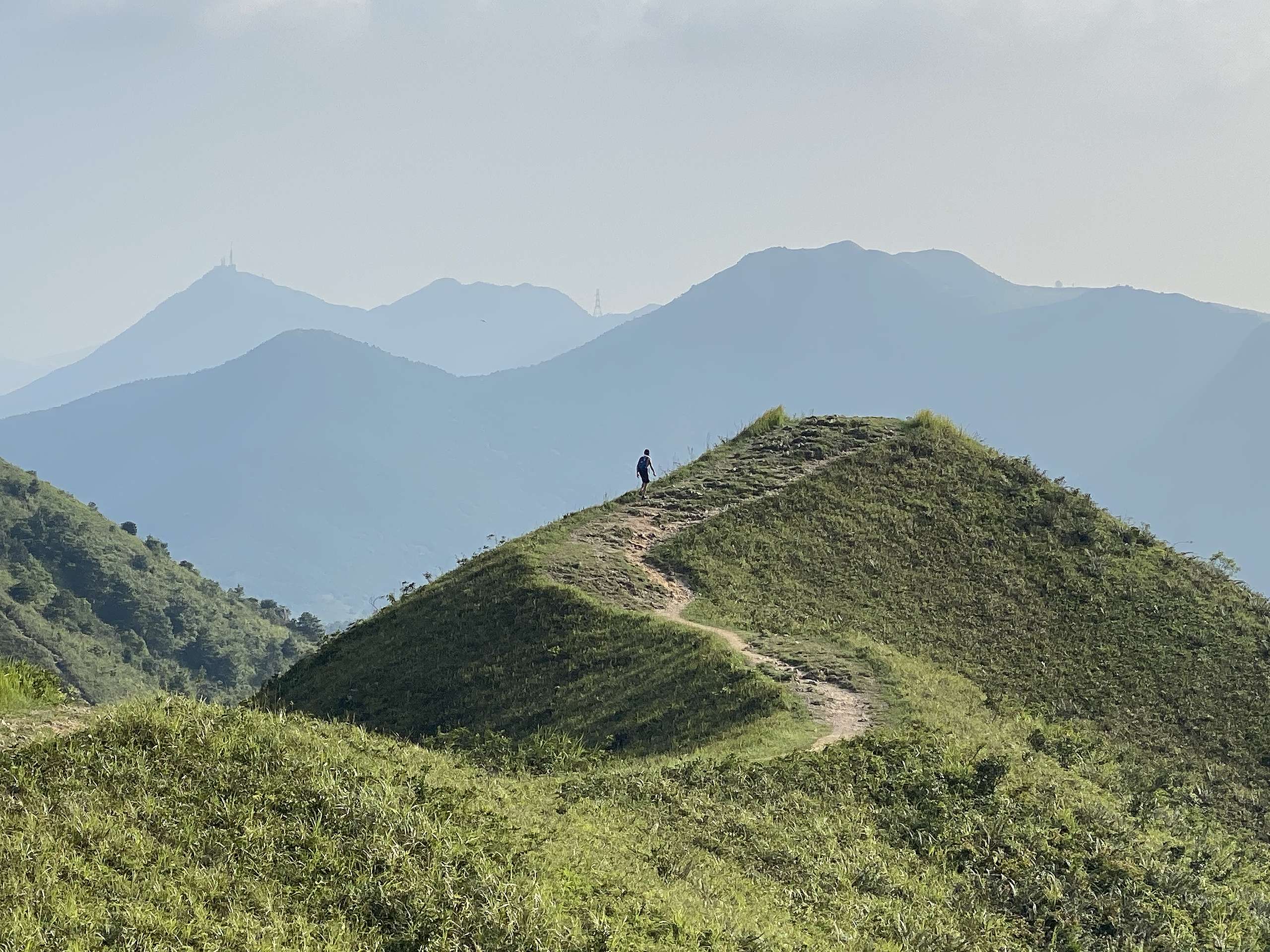 由遠處眺望麥徑四段，路徑婉蜒，看似彎彎曲曲的，估計名字也由此而來。© 香港山女