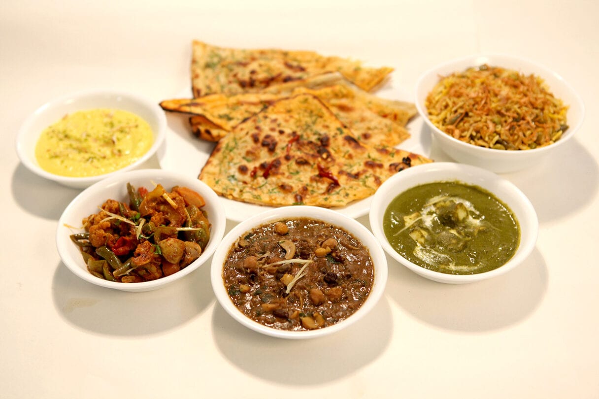 印度塔里（Indian Thali）的大盤上，備有各款小碟配菜；Thali字義本身就有碟狀器皿的意思。