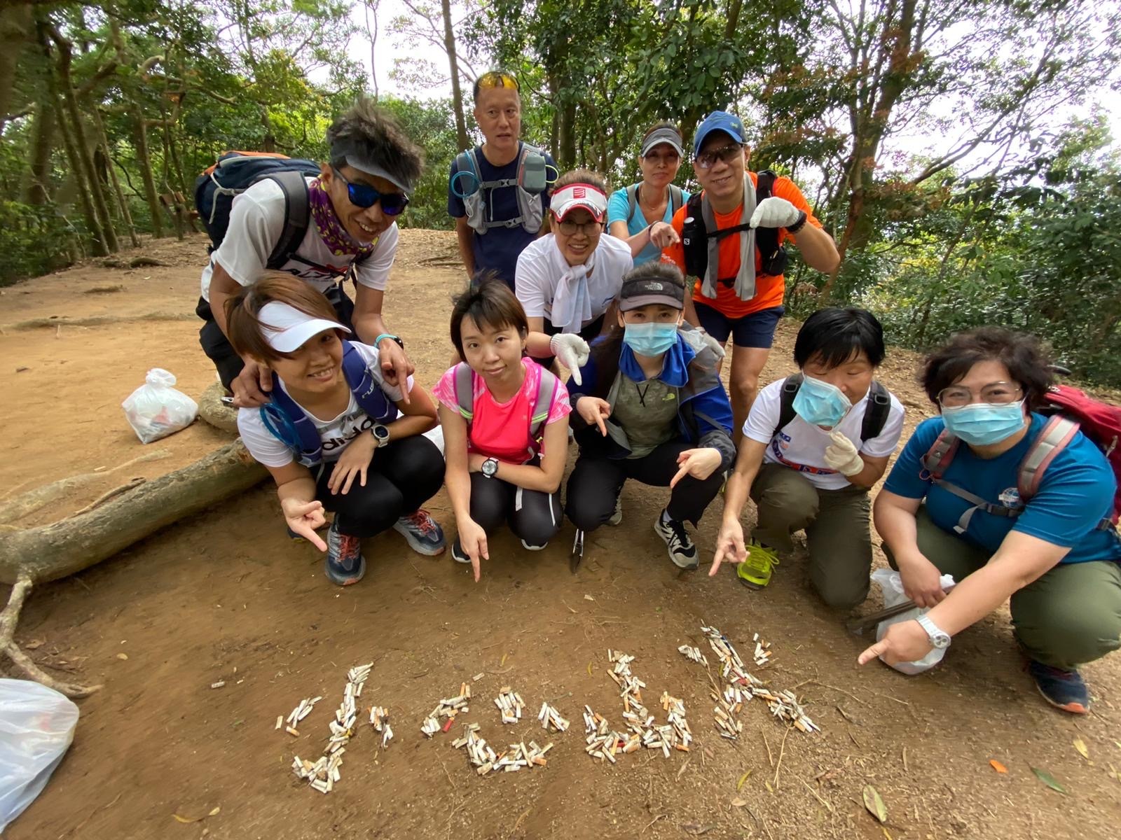 Melody（前排中）不時舉辦及參與淨山，其中煙頭可謂最常見垃圾種類之一。 Melody提供相片