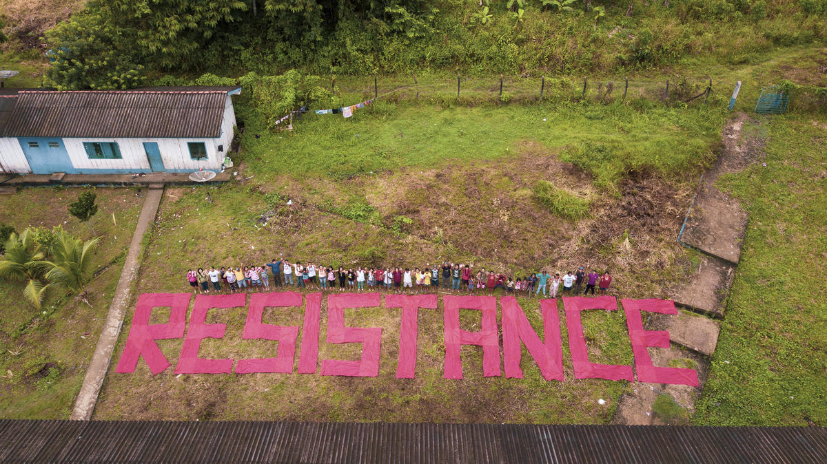 Karipuna原住民領袖在會議期間，展示RESISTANCE「反抗」訊息。 © Fernanda Ligabue / Greenpeace