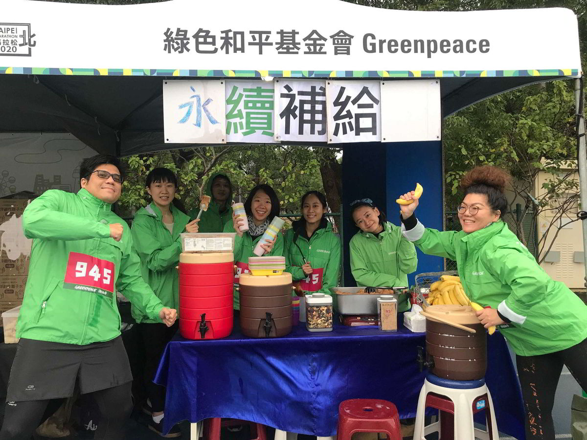 綠色和平組成「永續補給小隊」，於台北馬拉松終點攤位迎接完賽跑手，同時推廣氣候緊急訊息。 © Greenpeace