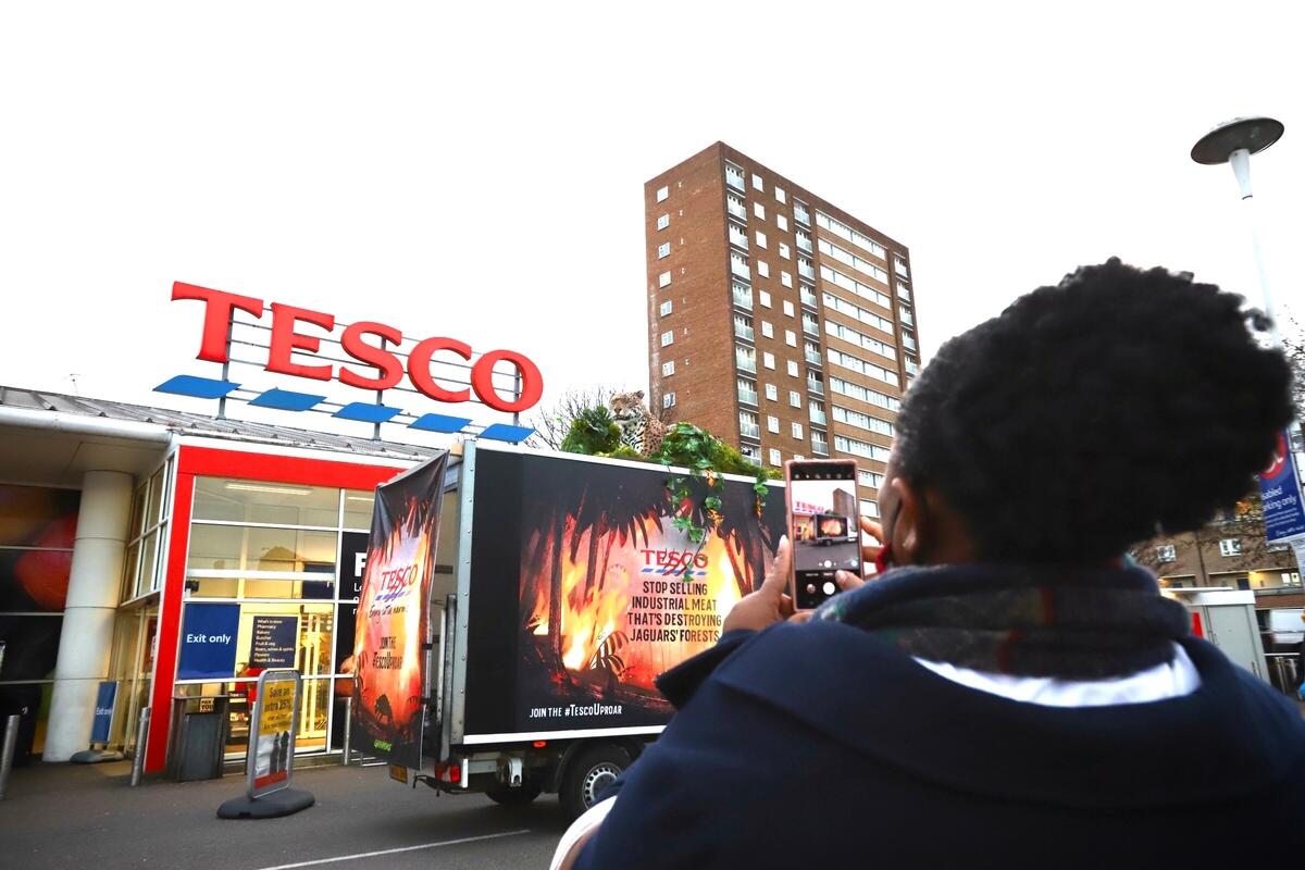 英國行動者把動畫中的主角美洲豹,帶到英國超級市場一哥Tesco的門市,要求超市提高意識,停止購入「毀林肉」。© Luca Marino / Greenpeace