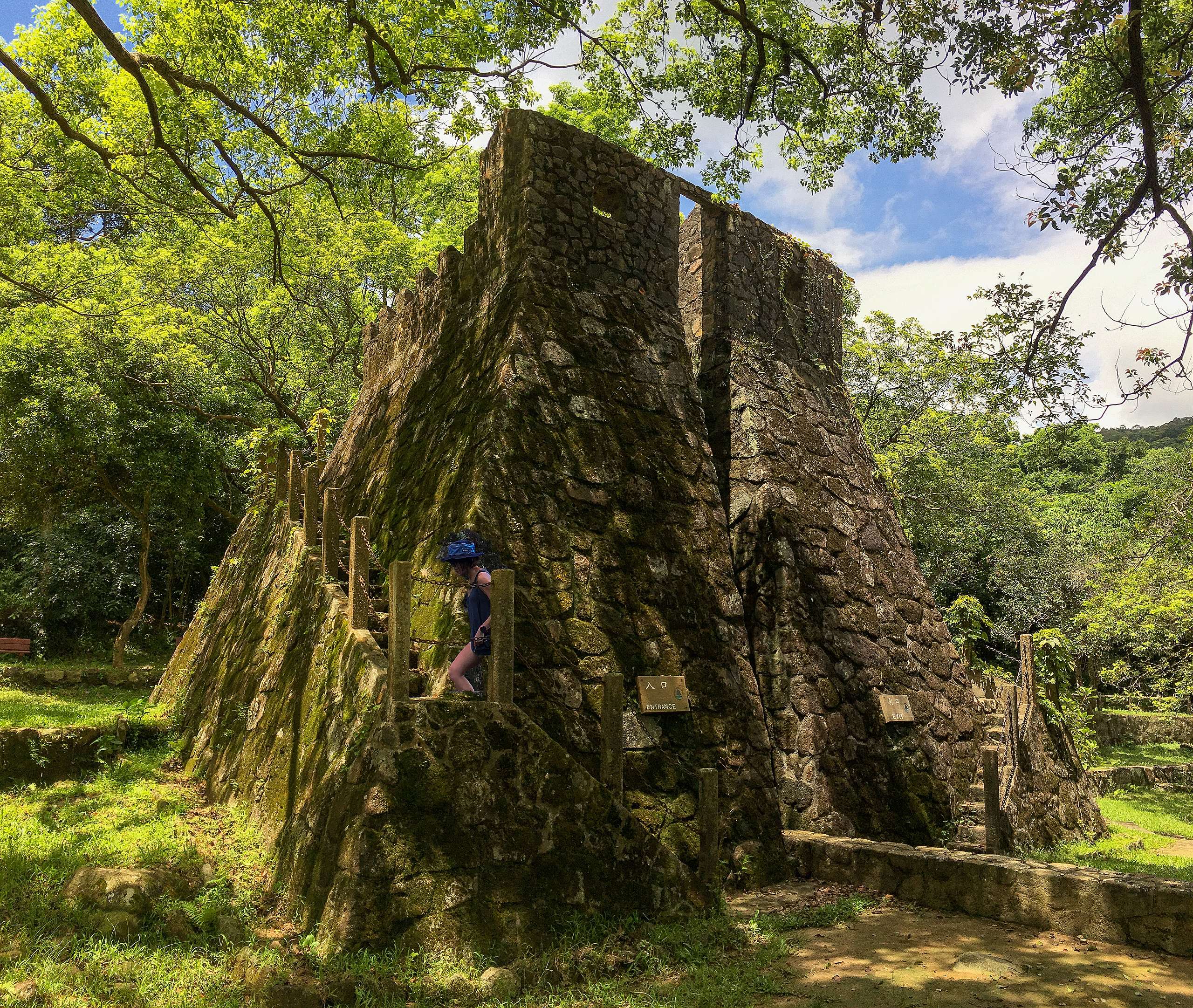 水浪窩的觀星台是香港唯一的仿古天文建築，被美喻為「香港天空之城」，有不少人特意到此拍攝造型照，甚至婚紗照。© 香港山女