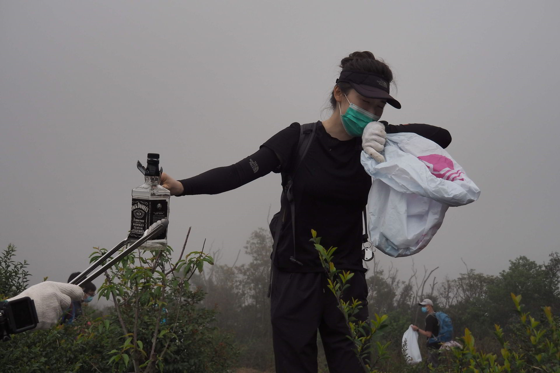Melody去年參加綠色和平「行山抗疫不留痕」活動，見證山上垃圾種類繁多，包括手上的酒樽。 香港山女授權使用照片