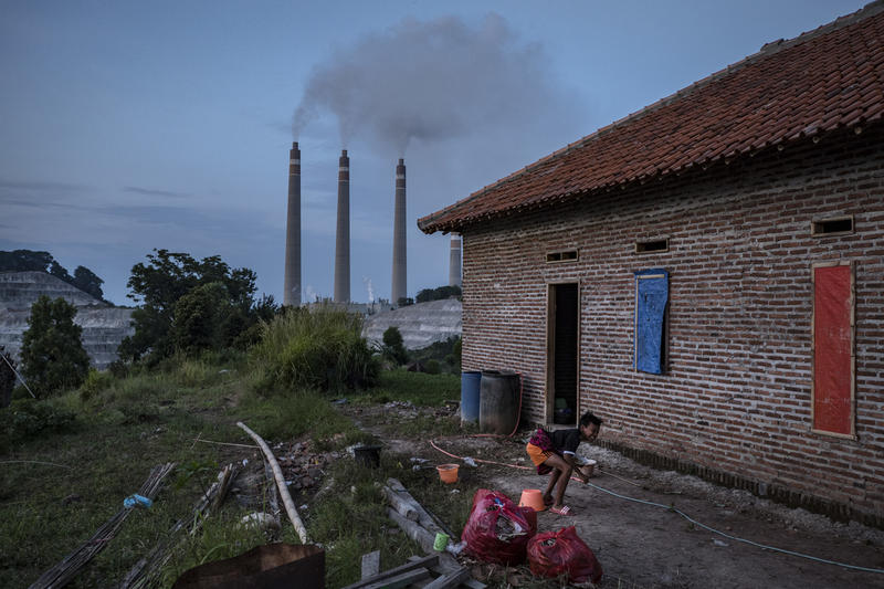 位於印尼蘇拉拉雅（Suralaya）的燃煤電廠與民居毗鄰。化石能源發電不單是氣候變化也是空氣污染的強大黑手，對人的健康和生命財產帶來重大威脅。© Ulet Ifansasti / Greenpeace