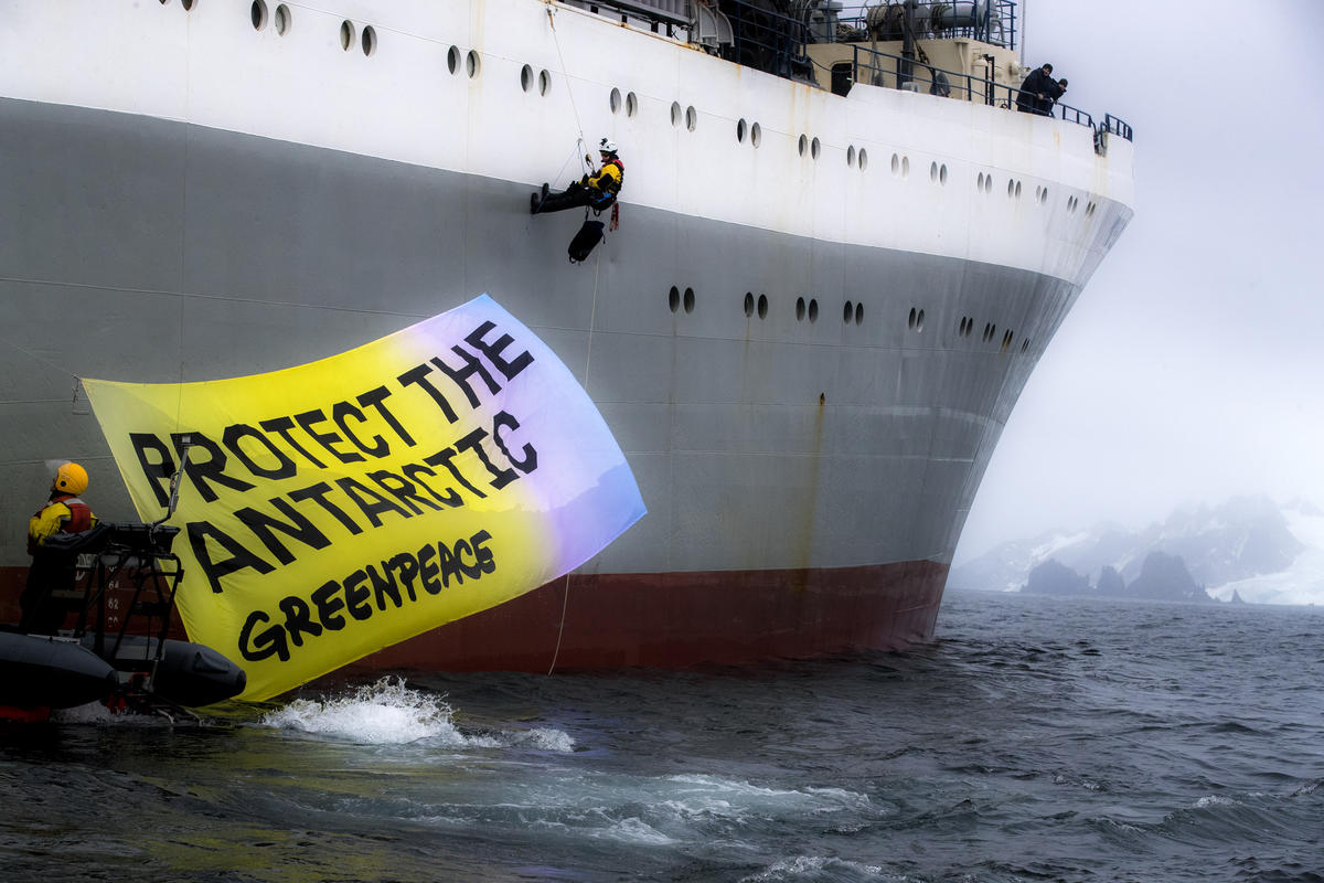 綠色和平行動者2018年於南極海域登上一艘拖網漁船，並懸掛「守護南極」橫額，向磷蝦捕撈業施壓。 © Paul Hilton / Greenpeace