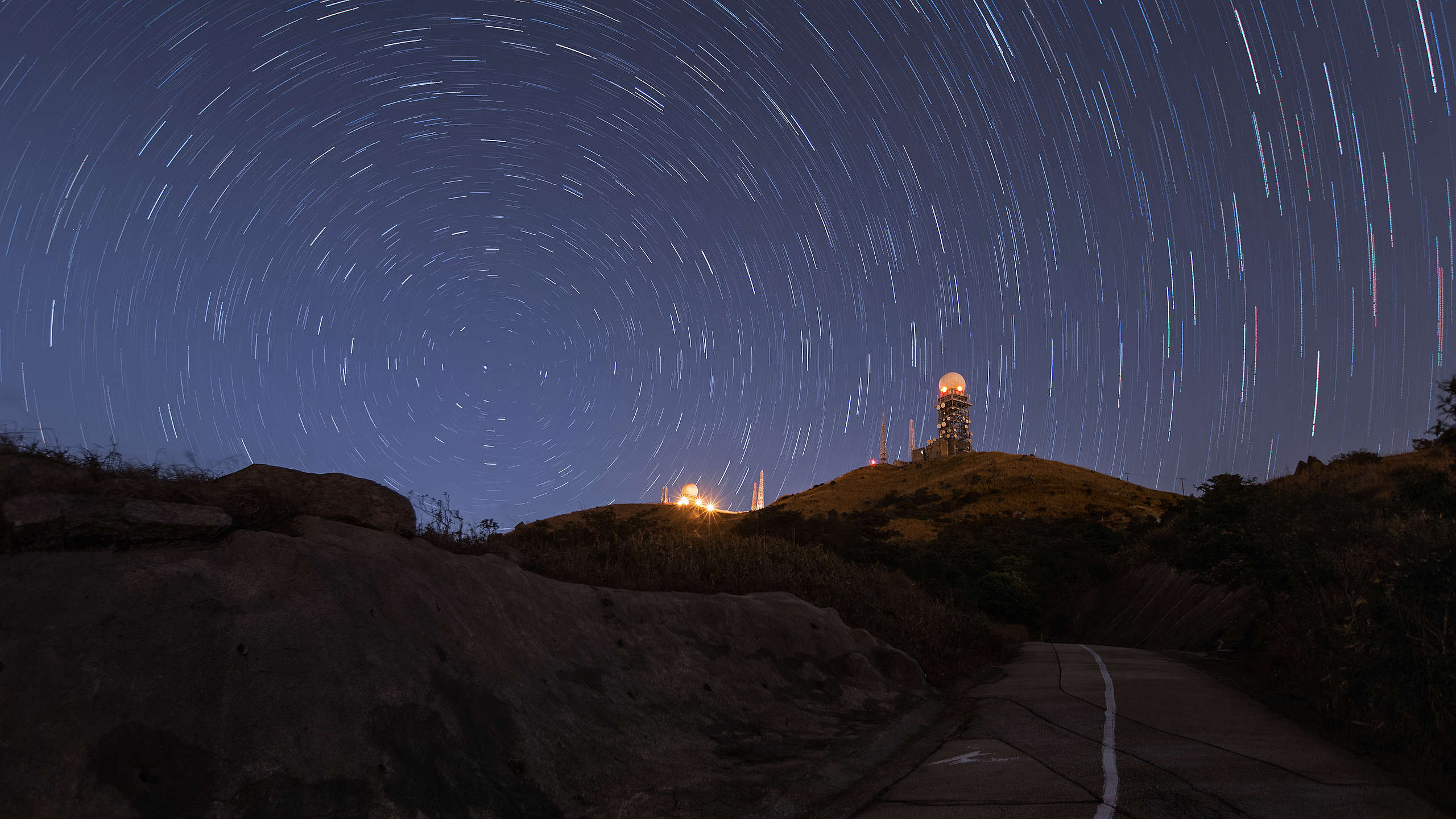 星空下的天氣雷達站。 © Kelvin Yuen