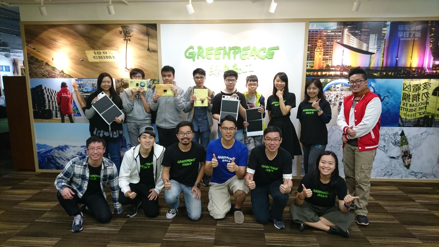 Billy(下排藍衣)與「DIY太陽能充電器」工作坊的同事與參加者合照。© Greenpeace