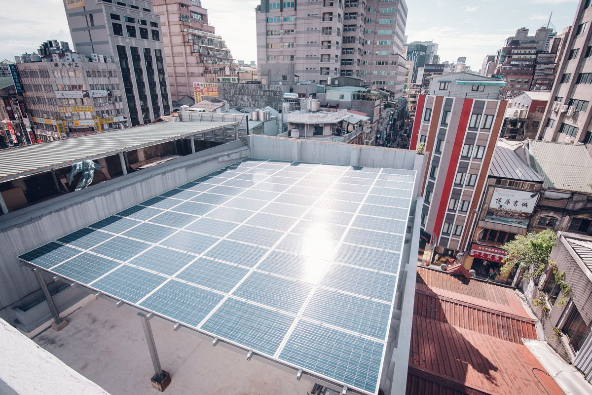 綠色和平在台北辦公室屋頂裝設太陽能光電板，除了為工作間持續產電，額外產量亦會經「餘電躉售」（台灣版「上網電價」）回流電網售回台電。 © Greenpeace