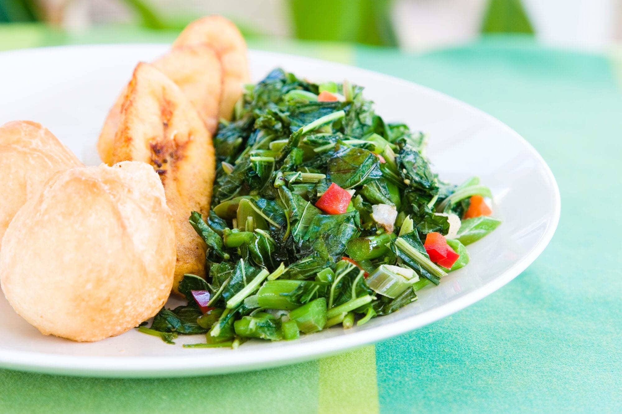 莧菜是加勒比地區常用的綠葉蔬菜，傳統與洋蔥、大蒜、蕃茄、百里香和燈籠椒（scotch bonnet pepper）一起烹調。 © Rohit Seth