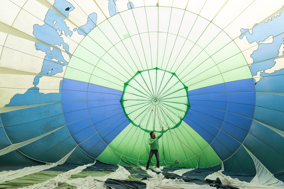 Preparing the "Planet Earth First" Hot Air Balloon in Hamburg. © Daniel Müller