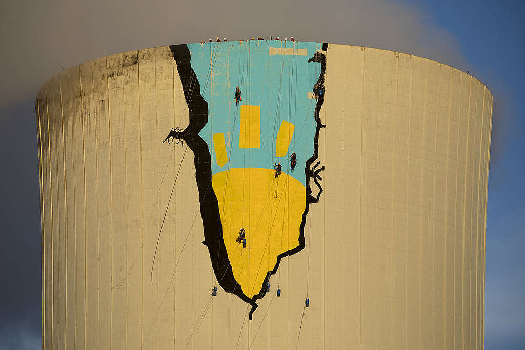 Akció a Meirama hőerőműnél, a spanyol A Corunában. © Pablo Blazquez / Greenpeace